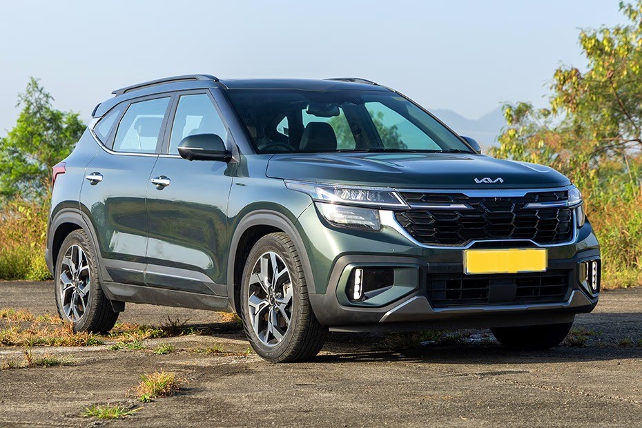 Kia Seltos parked on the side of the road, highlighting its suitability for reliable taxi service